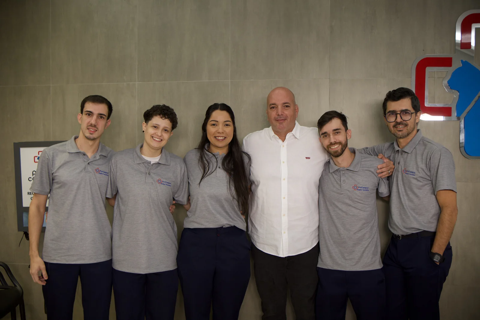 Equipe médica do PetCampos Hospital Veterinário com o Dr. Pedro Campos