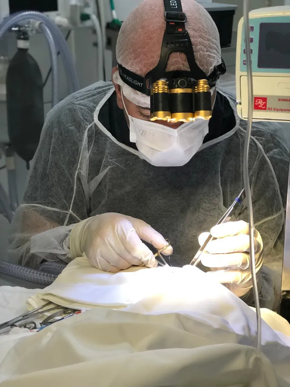 Dr. Pedro Campos realizando um procedimento cirúrgico