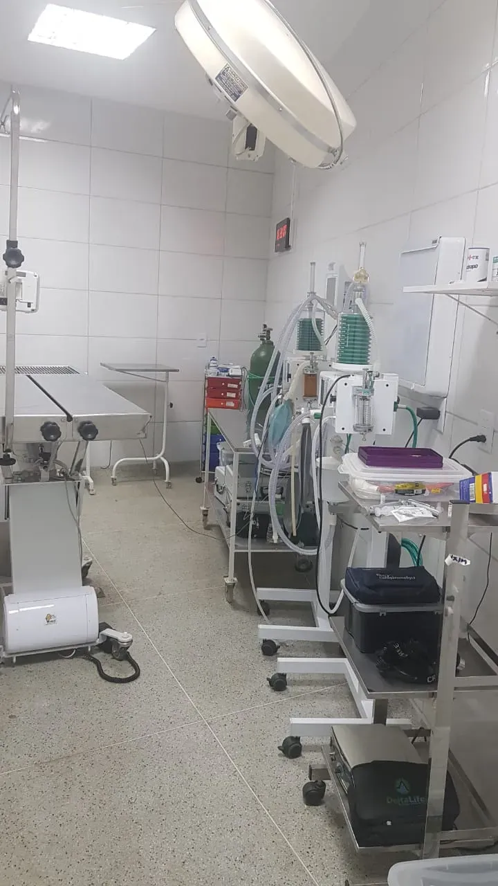 Sala de emergência do hospital equipada com monitores e suporte de oxigênio